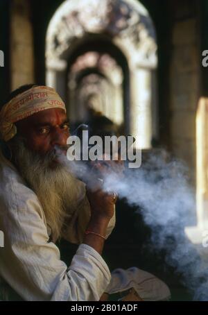 Népal: sadhu, Pashupatinath, Katmandou. Ils sont connus, varieusement, comme sadhus (saints, ou 'bons'), yogis (praticiens ascétiques), Fakirs (sébateur ascétique après la vérité) et sannyasins (mendiants errants et ascétiques errants). Ils sont les praticiens ascétiques – et souvent excentriques – d’une forme austère d’hindouisme. Juré de rejeter les désirs terrestres, certains choisissent de vivre comme anchorites dans le désert. D'autres sont moins à la retraite, en particulier dans les villes et les temples de la vallée de Katmandou au Népal. Banque D'Images