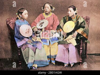 Chine : trois femmes chinoises aux pieds reliés de Xiamen. Photo de Lai Afong (1839-1890), c. 1870. Lai Afong était un photographe qui a commencé Afong Studio, le studio photographique le plus réussi de la fin de la dynastie Qing. Il est généralement considéré comme le photographe chinois le plus important du 19th siècle. La fixation des pieds (pinyin: chanzu, littéralement «pieds reliés») était une coutume pratiquée sur les jeunes filles et les femmes pendant environ mille ans en Chine, commençant au 10th siècle et se terminant dans la première moitié du 20th siècle. Banque D'Images