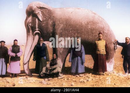 Chine : un groupe d'hommes chinois bien-à-faire posant devant un éléphant de pierre aux tombes de la dynastie Ming, 1872. Les tombes de la dynastie Ming ( Míng shísān líng; lit. Treize tombes de la dynastie Ming) sont situées à environ 50 kilomètres au nord de Beijing. Le site a été choisi par le troisième empereur de la dynastie Ming Yongle (1402-1424), qui a déplacé la capitale de la Chine de Nanjing à l'emplacement actuel de Pékin. Yongle est crédité d'envisager la disposition de l'ancienne ville de Pékin ainsi qu'un certain nombre de monuments et de monuments situés là. Banque D'Images