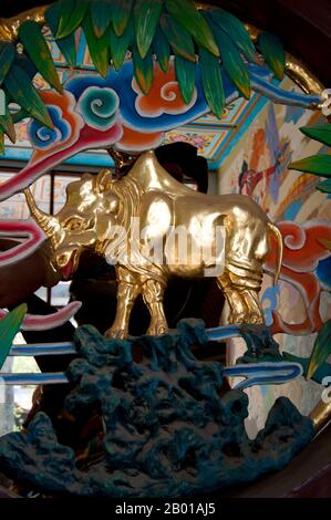 Chine : détail de la porte des rhinocéros, Qiongzhu si (Temple Bamboo), au nord-ouest de Kunming, province du Yunnan. Qiongzhu si a été construit à l'origine pendant la dynastie Tang (618-907), mais a été correctement établi pendant la dynastie Yuan (1271-1368) comme le premier temple dédié au bouddhisme zen dans le Yunnan. Le temple est célèbre pour ses 500 arhats peints créés sous le règne de l'empereur Qing Guangxu (1875-1909) par le sculpteur Li Guangxiu. Banque D'Images
