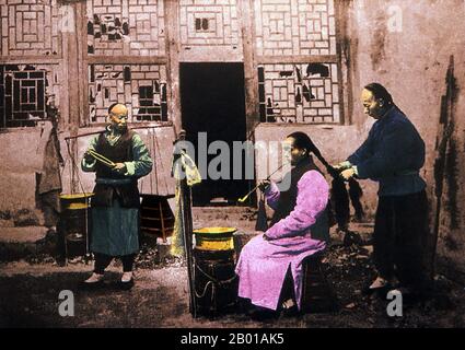 Chine: La file d'attente ou le toron de raccordement d'un homme, Beijing, c. 1885. La file d'attente (Chinois: Biànzi) était une coiffure masculine portée par les Manchus de Manchuria centrale et plus tard imposée aux Chinois Han pendant la dynastie Qing. La coiffure consistait en la rasée des cheveux sur le devant de la tête au-dessus des temples tous les dix jours et le reste des cheveux tressés en une longue queue de cheval. La coiffure était obligatoire pour tous les hommes et la peine pour ne pas l'avoir été était l'exécution car elle était considérée comme trahison. Après la chute de la dynastie Qing, les Chinois n'ont plus eu à porter la file d'attente. Banque D'Images