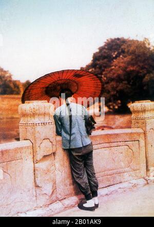Chine : un homme chinois avec un parapluie et une longue file d'attente, c. 1900. La file d'attente (Chinois: Biànzi) était une coiffure masculine portée par les Manchus de Manchuria centrale et plus tard imposée aux Chinois Han pendant la dynastie Qing. La coiffure consistait en la rasée des cheveux sur le devant de la tête au-dessus des temples tous les dix jours et le reste des cheveux tressés en une longue queue de cheval. La coiffure était obligatoire pour tous les hommes et la peine pour ne pas l'avoir été était l'exécution car elle était considérée comme trahison. Après la chute de la dynastie Qing, les Chinois n'ont plus eu à porter la file d'attente. Banque D'Images