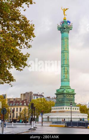 Paris, France - 11 novembre 2019 : la sculpture Genius de la liberté, bronze doré fait par Auguste Dumont, sur la colonne de Jules, monument au Frien Banque D'Images