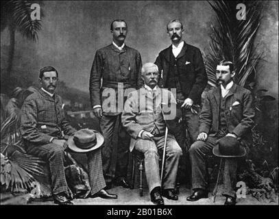 Égypte: Chefs de l'expédition de secours de l'Emin Pasha, avec Henry Morton Stanley (28 janvier 1841 - 10 mai 1904) assis au centre, le Caire, 1890. L'expédition de secours d'Emin Pasha, dirigée par Henry Morton Stanley, a été entreprise en 1886 pour secourir Emin Pasha, gouverneur d'Equatoria, des forces Madhistes. L'expédition s'est montée sur le fleuve Congo, puis a traversé la forêt de l'Ituri, une route très difficile qui a entraîné la perte des deux tiers de l'expédition. Stanley rencontra Emin en 1888, et après un an passé dans l'argumentation et l'indécision, Emin était convaincu de partir pour la côte, arrivant à Bagamoyo en 1890. Banque D'Images