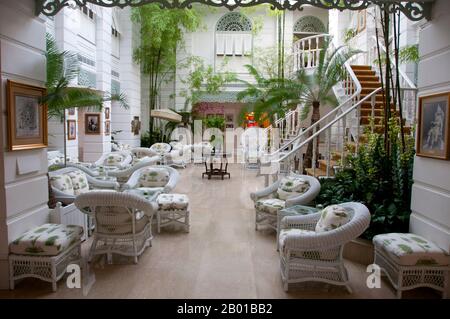 Thaïlande : The Author's Lounge, Mandarin Oriental, Bangkok. Lorsque Siam s'est ouvert au commerce extérieur après la signature du Traité de Bowring, les marins qui ont occupé les navires qui ont transporté ce commerce par Bangkok ont besoin d'un hébergement sur terre. Pour répondre à cette demande, le capitaine Byers, un américain, et son associé J.E. Barnes a ouvert un hôtel appelé l'Hôtel Oriental. C'était le premier hôtel de Siam. Cela a brûlé en 1865. Plusieurs années plus tard, un partenariat de capitaines danois a ouvert un hôtel de remplacement. L'hôtel est l'un des favoris des visiteurs célèbres de Bangkok. Banque D'Images