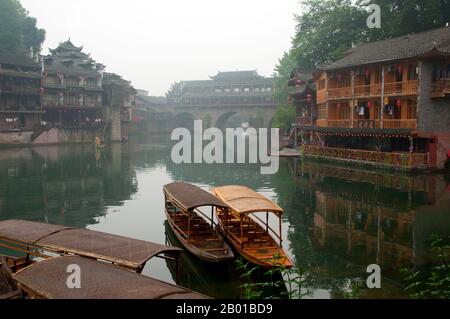 Chine : tôt le matin sur la rivière Tuo brumy de Fenghuang. Fenghuang est chinois pour Phoenix et se réfère à la mythique oiseau de feu sacré qui peut être trouvé dans les mythologies des Perses, Grecs, Romains, Egyptiens, Chinois, Et (selon Sanchuniathon) les Phéniciens. La légende suggère que deux phénolxes à la découverte de la ville ont survolé pendant un certain temps avant de voler à contrecœur. La ville de Fenghuang est une ancienne ville bien conservée qui remonte à 248 av. J.-C. Elle abrite les minorités Miao et Tujia. Banque D'Images