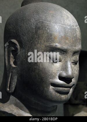 Cambodge: Chef de Jayavarman VII (1125-1215). Photo de Vladimir Renard (Licence CC BY-sa 2,5), Musée Guimet, Paris. Jayavarman VII était un roi (r. 1181-1215) de l'Empire khmer. Il épousa Jayarajadevi puis, après sa mort, épousa sœur Indradevi. Les deux femmes sont communément considérées comme une grande inspiration pour lui, en particulier dans sa dévotion inhabituelle au bouddhisme, comme un seul roi khmer précédent avait été un bouddhiste au cours des années de son règne, Jayavarman s'est lancé dans un grand programme de construction qui comprenait à la fois des travaux publics et des monuments. Banque D'Images