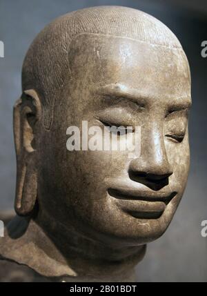 Cambodge: Chef de Jayavarman VII (1125-1215). Photo de Suzan Black (Licence CC BY-sa 3,0), Musée Guimet, Paris. Jayavarman VII était un roi (r. 1181-1215) de l'Empire khmer. Il épousa Jayarajadevi puis, après sa mort, épousa sœur Indradevi. Les deux femmes sont communément considérées comme une grande inspiration pour lui, en particulier dans sa dévotion inhabituelle au bouddhisme, comme un seul roi khmer précédent avait été un bouddhiste au cours des années de son règne, Jayavarman s'est lancé dans un grand programme de construction qui comprenait à la fois des travaux publics et des monuments. Banque D'Images