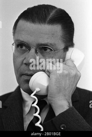 Vietnam : Robert McNamara (9 juin 1916 - 6 juillet 2009), secrétaire américain à la Défense pendant la deuxième guerre d'Indochine (1961-1968). Photo de Yoichi R. Okamoto (5 juillet 1915 - 24 avril 1985, domaine public), 10 janvier 1964. La deuxième guerre d'Indochine, connue en Amérique sous le nom de guerre du Vietnam, a été un conflit militaire de l'époque de la Guerre froide qui s'est produit au Vietnam, au Laos et au Cambodge du 1 novembre 1955 à la chute de Saigon le 30 avril 1975. Cette guerre a suivi la première Guerre d'Indochine et a été menée entre le Nord du Vietnam, soutenu par ses alliés communistes, et le gouvernement du Sud Vietnam, soutenu par les États-Unis Banque D'Images