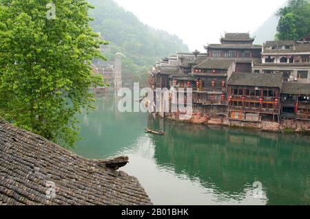 Chine : tôt le matin sur la rivière Túo brumisty de Fenghuang, Fenghuang, province de Hunan. Fenghuang est chinois pour Phoenix et se réfère à la mythique oiseau de feu sacré qui peut être trouvé dans les mythologies des Perses, Grecs, Romains, Egyptiens, Chinois, Et (selon Sanchuniathon) les Phéniciens. La légende suggère que deux phénolxes à la découverte de la ville ont survolé pendant un certain temps avant de voler à contrecœur. La ville de Fenghuang est une ancienne ville bien conservée qui remonte à 248 av. J.-C. Elle abrite les minorités Miao et Tujia. Banque D'Images