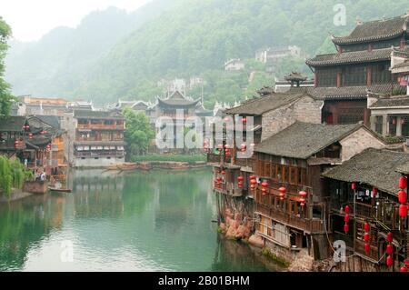 Chine : tôt le matin sur la rivière Túo brumisty de Fenghuang, Fenghuang, province de Hunan. Fenghuang est chinois pour Phoenix et se réfère à la mythique oiseau de feu sacré qui peut être trouvé dans les mythologies des Perses, Grecs, Romains, Egyptiens, Chinois, Et (selon Sanchuniathon) les Phéniciens. La légende suggère que deux phénolxes à la découverte de la ville ont survolé pendant un certain temps avant de voler à contrecœur. La ville de Fenghuang est une ancienne ville bien conservée qui remonte à 248 av. J.-C. Elle abrite les minorités Miao et Tujia. Banque D'Images