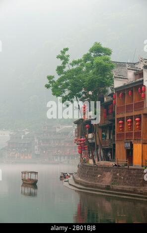 Chine : tôt le matin sur la rivière Túo brumisty de Fenghuang, Fenghuang, province de Hunan. Fenghuang est chinois pour Phoenix et se réfère à la mythique oiseau de feu sacré qui peut être trouvé dans les mythologies des Perses, Grecs, Romains, Egyptiens, Chinois, Et (selon Sanchuniathon) les Phéniciens. La légende suggère que deux phénolxes à la découverte de la ville ont survolé pendant un certain temps avant de voler à contrecœur. La ville de Fenghuang est une ancienne ville bien conservée qui remonte à 248 av. J.-C. Elle abrite les minorités Miao et Tujia. Banque D'Images