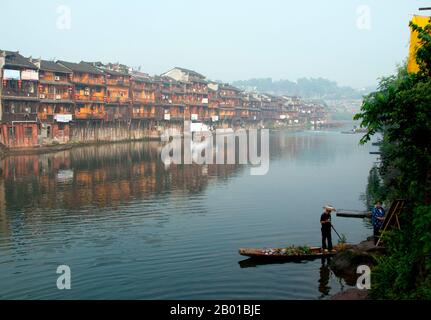 Chine : tôt le matin sur la rivière Túo brumisty de Fenghuang, Fenghuang, province de Hunan. Fenghuang est chinois pour Phoenix et se réfère à la mythique oiseau de feu sacré qui peut être trouvé dans les mythologies des Perses, Grecs, Romains, Egyptiens, Chinois, Et (selon Sanchuniathon) les Phéniciens. La légende suggère que deux phénolxes à la découverte de la ville ont survolé pendant un certain temps avant de voler à contrecœur. La ville de Fenghuang est une ancienne ville bien conservée qui remonte à 248 av. J.-C. Elle abrite les minorités Miao et Tujia. Banque D'Images