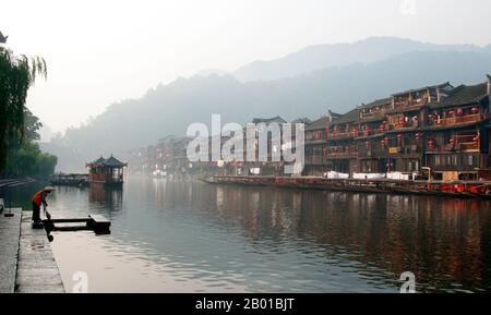 Chine : tôt le matin sur la rivière Tuo de Fenghuang, Fenghuang, province de Hunan. Fenghuang est chinois pour Phoenix et se réfère à la mythique oiseau de feu sacré qui peut être trouvé dans les mythologies des Perses, Grecs, Romains, Egyptiens, Chinois, Et (selon Sanchuniathon) les Phéniciens. La légende suggère que deux phénolxes à la découverte de la ville ont survolé pendant un certain temps avant de voler à contrecœur. La ville de Fenghuang est une ancienne ville bien conservée qui remonte à 248 av. J.-C. Elle abrite les minorités Miao et Tujia. Banque D'Images