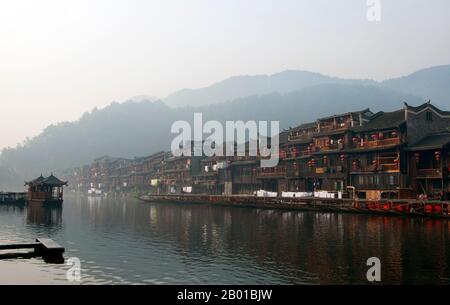 Chine : tôt le matin sur la rivière Tuo de Fenghuang, Fenghuang, province de Hunan. Fenghuang est chinois pour Phoenix et se réfère à la mythique oiseau de feu sacré qui peut être trouvé dans les mythologies des Perses, Grecs, Romains, Egyptiens, Chinois, Et (selon Sanchuniathon) les Phéniciens. La légende suggère que deux phénolxes à la découverte de la ville ont survolé pendant un certain temps avant de voler à contrecœur. La ville de Fenghuang est une ancienne ville bien conservée qui remonte à 248 av. J.-C. Elle abrite les minorités Miao et Tujia. Banque D'Images