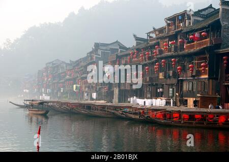 Chine : tôt le matin sur la rivière Tuo de Fenghuang, Fenghuang, province de Hunan. Fenghuang est chinois pour Phoenix et se réfère à la mythique oiseau de feu sacré qui peut être trouvé dans les mythologies des Perses, Grecs, Romains, Egyptiens, Chinois, Et (selon Sanchuniathon) les Phéniciens. La légende suggère que deux phénolxes à la découverte de la ville ont survolé pendant un certain temps avant de voler à contrecœur. La ville de Fenghuang est une ancienne ville bien conservée qui remonte à 248 av. J.-C. Elle abrite les minorités Miao et Tujia. Banque D'Images