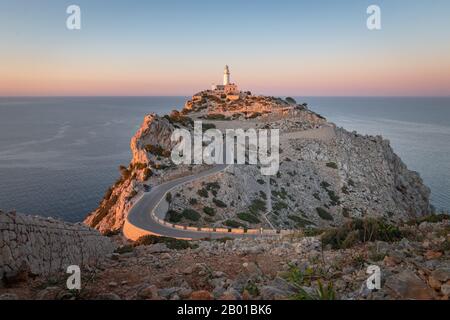 Phare du Cap de Formentor au nord-est de l'île des baléares de Majorque (Majorque) autour du coucher du soleil Banque D'Images