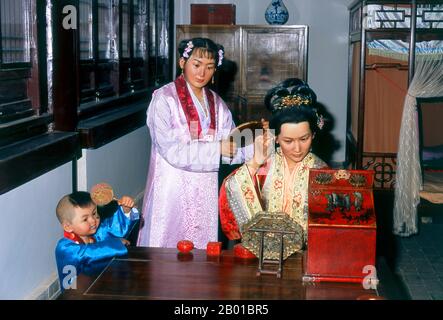 Chine : les anciens logements utilisés par les généraux et leurs familles montrent maintenant des tableaux de vie à l'époque de la dynastie Ming, au fort de Jiayuguan, à Jiayuguan, à Gansu. Jiayuguan, le «premier et plus grand passage sous le ciel», a été achevé en 1372 sur les ordres de Zhu Yuanzhang, le premier empereur Ming (1368-1398), à marquer la fin de la Grande Muraille de Ming. C’était aussi les limites mêmes de la civilisation chinoise et les débuts des terres «barbares» extérieures. Pendant des siècles, le fort n'était pas seulement d'importance stratégique pour les Chinois Han, mais aussi d'importance culturelle. Banque D'Images