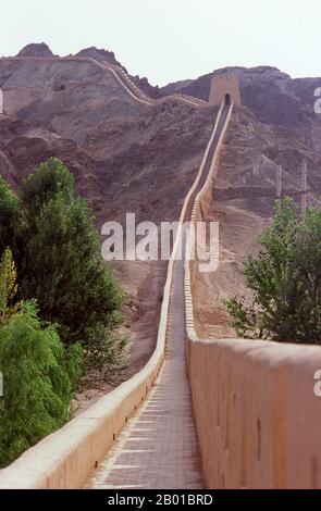 Chine : la Grande Muraille suspendue (Xuanbi Changcheng) 8km au nord-ouest du fort de Jiayuguan marque le bord ouest de la Grande Muraille de Chine. La Grande Muraille suspendue (Xuanbi Changcheng) a été construite pendant la dynastie Ming (1368-1644). Jiayuguan, le «premier et plus grand passage sous le ciel», a été achevé en 1372 sur les ordres de Zhu Yuanzhang, le premier empereur Ming (1368-1398), à marquer la fin de la Grande Muraille de Ming. C’était aussi les limites mêmes de la civilisation chinoise et les débuts des terres «barbares» extérieures. Banque D'Images