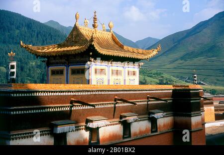 Chine : le petit Temple du carrelage d'or, le monastère de Labrang, Xiahe, province de Gansu. Le monastère de Labrang est l'un des six grands monastères de l'école Gelug (chapeau jaune) du bouddhisme tibétain. Son nom officiel est Gandan Shaydrup Dargay Tashi Gyaysu Khyilway Ling, communément connu sous le nom de Labrang Tashi Khyil, ou simplement Labrang. Le monastère a été fondé en 1709 par le premier Jamyang Zhaypa, Ngawang Tsondru. C'est la plus importante ville monastère du bouddhisme tibétain en dehors de la région autonome tibétaine. Banque D'Images