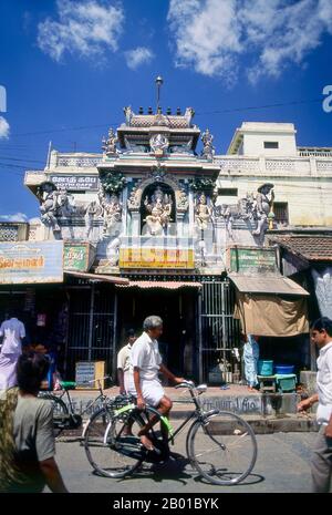 Inde : Ganesh préside un panthéon de divinités à un temple de Pondichéry. Pondichéry était la capitale des anciens territoires français en Inde. Outre Pondi lui-même - acquis d'un dirigeant local en 1674 - il s'agit de Chandernagore au Bengale (1690), Mahé au Kerala (1725), Yanam à Andhra Pradesh (1731) et Karakal au Tamil Nadu (1739). Chandernagore est retourné en Inde trois ans après l'indépendance, en 1951, et a été absorbé dans le Bengale occidental. Retournés en Inde en 1956, les quatre territoires restants ont été constitués en territoire de l'Union de Pondichéry en 1962. Banque D'Images