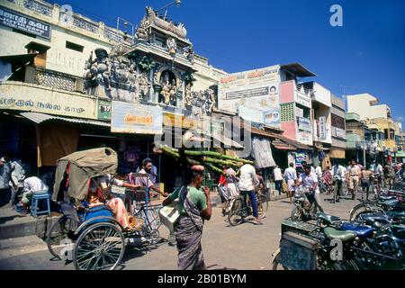 Inde: Une scène de rue animée dans le quartier commercial de Pondichéry. Pondichéry était la capitale des anciens territoires français en Inde. Outre Pondi lui-même – acquis d’un dirigeant local en 1674 – il s’agit de Chandernagore au Bengale (1690), Mahé au Kerala (1725), Yanam dans l’Andhra Pradesh (1731) et Karakal au Tamil Nadu (1739). Chandernagore est retourné en Inde trois ans après l'indépendance, en 1951, et a été absorbé dans le Bengale occidental. Retournés en Inde en 1956, les quatre territoires restants ont été constitués en territoire de l'Union de Pondichéry en 1962. Banque D'Images