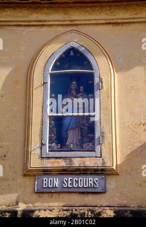 Inde : la Vierge et l'enfant dans une église de Pondichéry. Pondichéry était la capitale des anciens territoires français en Inde. Outre Pondi lui-même – acquis d’un dirigeant local en 1674 – il s’agit de Chandernagore au Bengale (1690), Mahé au Kerala (1725), Yanam dans l’Andhra Pradesh (1731) et Karakal au Tamil Nadu (1739). Chandernagore est retourné en Inde trois ans après l'indépendance, en 1951, et a été absorbé dans le Bengale occidental. Retournés en Inde en 1956, les quatre territoires restants ont été constitués en territoire de l'Union de Pondichéry en 1962. Banque D'Images