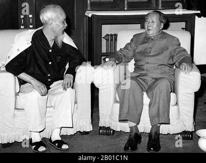 Chine/Vietnam : Mao Tsé-Toung (26 décembre 1893 - 9 septembre 1976) discutant avec Ho Chi Minh (19 mai 1890 - 2 septembre 1969), Chine, mai 1965. Mao Zedong, 1st Président du Parti communiste chinois (r. 1943-1976) dans une conversation aimable avec Ho Chi Minh, président du Parti des travailleurs du Vietnam (r. 1951-1969). Banque D'Images