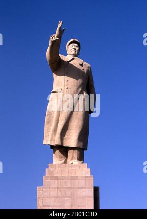 Chine : statue de Mao Tsé-Toung (26 décembre 1893 - 9 septembre 1976) Président de la République populaire de Chine, Kashgar, province du Xinjiang. Mao Zedong, également translittéré comme Mao Tse-tung, était un révolutionnaire communiste chinois, stratège de la guérilla, auteur, théoricien politique et chef de la Révolution chinoise. Communément appelé le président Mao, il fut l'architecte de la République populaire de Chine (RPC) depuis sa création en 1949, et a exercé un contrôle autoritaire sur la nation jusqu'à sa mort en 1976. Banque D'Images