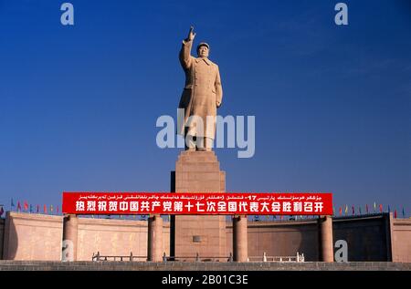 Chine : statue de Mao Tsé-Toung (26 décembre 1893 - 9 septembre 1976) Président de la République populaire de Chine, Kashgar, province du Xinjiang. Mao Zedong, également translittéré comme Mao Tse-tung, était un révolutionnaire communiste chinois, stratège de la guérilla, auteur, théoricien politique et chef de la Révolution chinoise. Communément appelé le président Mao, il fut l'architecte de la République populaire de Chine (RPC) depuis sa création en 1949, et a exercé un contrôle autoritaire sur la nation jusqu'à sa mort en 1976. Banque D'Images