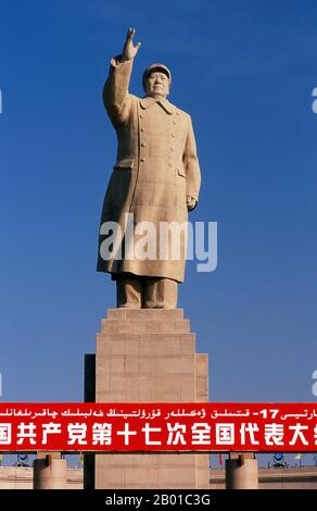 Chine : statue de Mao Tsé-Toung (26 décembre 1893 - 9 septembre 1976) Président de la République populaire de Chine, Kashgar, province du Xinjiang. Mao Zedong, également translittéré comme Mao Tse-tung, était un révolutionnaire communiste chinois, stratège de la guérilla, auteur, théoricien politique et chef de la Révolution chinoise. Communément appelé le président Mao, il fut l'architecte de la République populaire de Chine (RPC) depuis sa création en 1949, et a exercé un contrôle autoritaire sur la nation jusqu'à sa mort en 1976. Banque D'Images