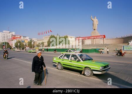 Chine : statue de Mao Tsé-Toung (26 décembre 1893 - 9 septembre 1976) Président de la République populaire de Chine, Kashgar, province du Xinjiang. Mao Zedong, également translittéré comme Mao Tse-tung, était un révolutionnaire communiste chinois, stratège de la guérilla, auteur, théoricien politique et chef de la Révolution chinoise. Communément appelé le président Mao, il fut l'architecte de la République populaire de Chine (RPC) depuis sa création en 1949, et a exercé un contrôle autoritaire sur la nation jusqu'à sa mort en 1976. Banque D'Images