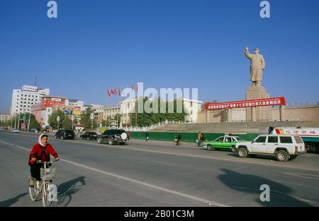 Chine : statue de Mao Tsé-Toung (26 décembre 1893 - 9 septembre 1976) Président de la République populaire de Chine, Kashgar, province du Xinjiang. Mao Zedong, également translittéré comme Mao Tse-tung, était un révolutionnaire communiste chinois, stratège de la guérilla, auteur, théoricien politique et chef de la Révolution chinoise. Communément appelé le président Mao, il fut l'architecte de la République populaire de Chine (RPC) depuis sa création en 1949, et a exercé un contrôle autoritaire sur la nation jusqu'à sa mort en 1976. Banque D'Images