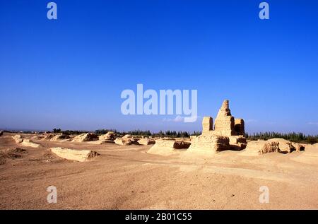 Chine : ancienne pagode, Yarkhoto ou Jiaohe Gucheng (ville ancienne de Jiaohe), près de Turpan, Xinjiang. Yarkhoto (ruines de Jiaohe) se trouve dans la vallée de Yarnaz, à 10 km à l'ouest de la ville de Turpan. Yarkhoto a été développé comme un centre administratif et ville de garnison par les Chinois après la conquête Han de la région au 2ème siècle av. J.-C. La ville a prospéré sous la dynastie Tang (618-907), mais a ensuite été abandonnée au début du XIVe siècle. Banque D'Images