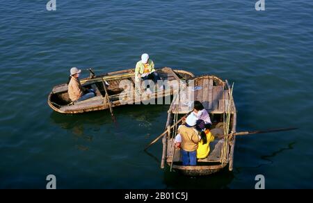 Vietnam : petits bateaux locaux, baie de Halong, province de Quang Ninh. Dans les ha vietnamiens, on entend longtemps le « dragon en train de devenir », et la légende veut que la baie de Halong ait été formée par un dragon gigantesque qui a plongé dans le golfe de Tonkin, créant des milliers de affleurements calcaires par l’amarrage de sa queue. Les géologues ont tendance à rejeter cette théorie, en faisant valoir que la myriade d'îles qui bordent la baie d'Halong et s'étendent jusqu'à la frontière chinoise, sont le produit de l'érosion sélective des fonds marins pendant des millénaires. Banque D'Images