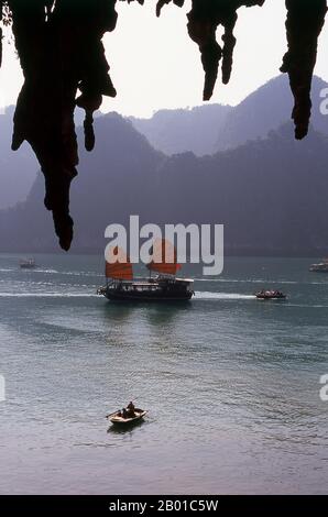 Vietnam : une malbouffe vue de la grotte Hang Bo Nau, baie de Halong, province de Quang Ninh. Dans les ha vietnamiens, on entend longtemps le « dragon en train de devenir », et la légende veut que la baie de Halong ait été formée par un dragon gigantesque qui a plongé dans le golfe de Tonkin, créant des milliers de affleurements calcaires par l’amarrage de sa queue. Les géologues ont tendance à rejeter cette théorie, en faisant valoir que la myriade d'îles qui bordent la baie d'Halong et s'étendent jusqu'à la frontière chinoise, sont le produit de l'érosion sélective des fonds marins pendant des millénaires. Banque D'Images