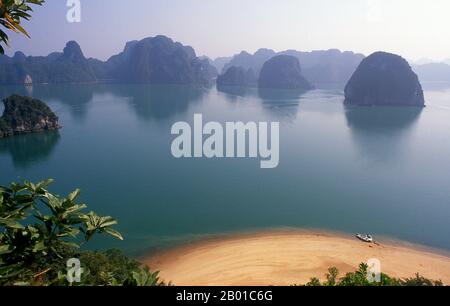 Vietnam: Vue de Dao Titop, baie de Halong, province de Quang Ninh. Dans les ha vietnamiens, on entend longtemps le « dragon en train de devenir », et la légende veut que la baie de Halong ait été formée par un dragon gigantesque qui a plongé dans le golfe de Tonkin, créant des milliers de affleurements calcaires par l’amarrage de sa queue. Les géologues ont tendance à rejeter cette théorie, en faisant valoir que la myriade d'îles qui bordent la baie d'Halong et s'étendent jusqu'à la frontière chinoise, sont le produit de l'érosion sélective des fonds marins pendant des millénaires. Banque D'Images