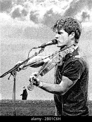 Seth Lakeman, chanteuse folklorique et musicien avec voilier au loin. Jouer un violon. Illustration de photo de style d'esquisse monochrome Banque D'Images