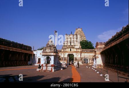 Inde: Temple Virupaksha, Hampi, Etat du Karnataka. Le Temple Virupaksha (également connu sous le nom de Temple Pamppathi) est le principal centre de pèlerinage de Hampi. Il est entièrement intact parmi les ruines environnantes et est toujours utilisé dans le culte. Le temple est dédié à Lord Shiva, connu ici sous le nom de Virupaksha, comme consort de la déesse locale Pampa qui est associée à la rivière Tungabhadra. Hampi est un village dans le nord de l'état de Karnataka. Il est situé dans les ruines de Vijayanagara, l'ancienne capitale de l'empire de Vijayanagara. Banque D'Images