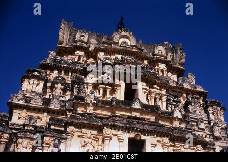 Inde : détail Gopuram, Temple Virupaksha, Hampi, Etat du Karnataka. Le Temple Virupaksha (également connu sous le nom de Temple Pamppathi) est le principal centre de pèlerinage de Hampi. Il est entièrement intact parmi les ruines environnantes et est toujours utilisé dans le culte. Le temple est dédié à Lord Shiva, connu ici sous le nom de Virupaksha, comme consort de la déesse locale Pampa qui est associée à la rivière Tungabhadra. Hampi est un village dans le nord de l'état de Karnataka. Il est situé dans les ruines de Vijayanagara, l'ancienne capitale de l'empire de Vijayanagara. Banque D'Images