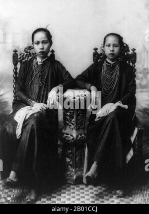 Vietnam : deux jeunes femmes vietnamiennes (Kinh) de Saigon, c. 1905. Ho Chi Minh ville (Vietnamien: Thành phố Hồ Chí Minh, mieux connu sous le nom de Saigon (Vietnamien: Säri Gòn) est la plus grande ville du Vietnam. Il était autrefois connu sous le nom de proie Nokor, un important port maritime khmer avant l'annexion par les Vietnamiens au 17th siècle. Sous le nom de Saigon, elle fut la capitale de la colonie française de Cochin-chine et plus tard de l'État indépendant du Sud Vietnam de 1955 à 1975. En 1976, Saigon fusionne avec la province environnante de Gia Định et est officiellement rebaptisé Hồ Chí Minh ville après Hồ Chí Minh. Banque D'Images