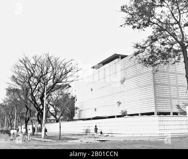 Vietnam: L'ambassade des États-Unis, Saigon, avec RPG-2 dégâts au mur de chancellerie en plusieurs endroits - Tet offensive, 31 janvier 1968. Peu après minuit, le 31 janvier 1968, 19 sapeurs de Viecong du bataillon d'élite C-10 Sapper se sont rassemblés dans une maison de sécurité de Viecong dans un atelier de réparation automobile au 59, rue Phan Thanh Gian pour distribuer des armes et effectuer les préparatifs finaux de l'attaque. À 02:47 heures, les Vietcong ont percé un petit trou dans le mur périmétrique du boulevard Thong Nhut et ont obtenu l'accès au complexe de l'ambassade. Le Vietcong a ouvert le feu sur le bâtiment de la chancellerie de type 56s et RPG-2s. Banque D'Images