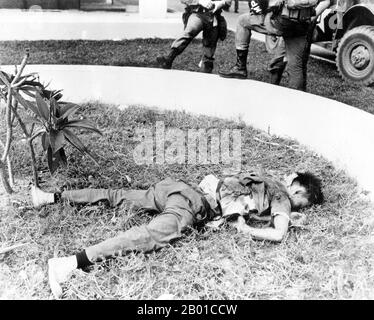 Vietnam: Guérilla du Front de libération nationale (Viet Cong), ambassade des États-Unis, Saigon - offensive de Tet, 31 janvier 1968. Peu après minuit, le 31 janvier 1968, 19 sapeurs de Viecong du bataillon d'élite C-10 Sapper se sont rassemblés dans une maison de sécurité de Viecong dans un atelier de réparation automobile au 59, rue Phan Thanh Gian pour distribuer des armes et effectuer les préparatifs finaux de l'attaque. À 02:47 heures, les Vietcong ont percé un petit trou dans le mur périmétrique du boulevard Thong Nhut et ont obtenu l'accès au complexe de l'ambassade. Banque D'Images