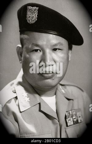 Vietnam: Forces armées de la République du Vietnam (ARVN) général Pham Van Dong (25 octobre 1919 - 26 novembre 2008), Gouverneur militaire de Saigon, 1965. Phạm Văn Đồng était un général de l'ARVN sud-vietnamien. En 1965, en tant que gouverneur militaire de Sàigòn, il réprime les manifestations bouddhistes initiées par les moines Thích Trí Quang et Thích Tâm Châu. Đồng a été très considéré par les officiers américains et français, et bien respecté par de nombreux officiers de l'ARVN. Nationaliste et anticommuniste indéfectible, il était considéré comme un allié de divers groupes nationalistes de droite et de diverses armées privées. Banque D'Images