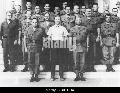 Vietnam : John Paul Vann (2 juillet 1924 - 9 juin 1972) et son personnel au siège de Pleiku, c. 1970. John Paul Vann était lieutenant-colonel dans l'armée des États-Unis, plus tard à la retraite, qui est devenu bien connu pour son rôle dans la guerre du Vietnam, en particulier dans les Highlands centraux et autour de Kontum. Bien qu'un civil à l'époque où la guerre du Vietnam a atteint son zénith, il est retourné au service actif sous les auspices de l'Agence des États-Unis pour le développement international, devenant le premier civil à commander des troupes dans les combats réguliers là-bas. Vann est mort dans un accident d'hélicoptère dans les Highlands centraux. Banque D'Images