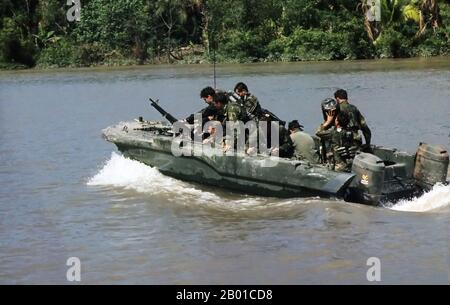 Vietnam: Des membres d'une équipe de PHOQUES de la Marine américaine descendent le long de la rivière Hau Giang ou Bassac dans un bateau d'assaut de l'équipe DE PHOQUES (STAB) près de Saigon, le 19 novembre 1967. Le bassin (communément appelé Tonle Bassac) est un distributeur du Tonle SAP et du Mékong. Le fleuve part de Phnom Penh, au Cambodge, et coule vers le sud jusqu'à la frontière vietnamienne près de Châu Đốc. Au Vietnam, il est connu sous le nom de rivière Hậu (Sông Hậu ou Hậu Giang en vietnamien). La rivière Bassac est une voie d'entrée et de sortie populaire pour les habitants entre le Cambodge et le Vietnam et est utilisée pour transporter des marchandises entre les deux pays. Banque D'Images