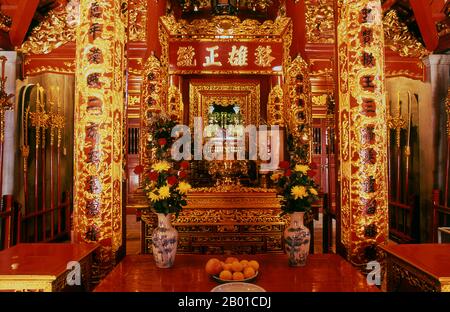 Vietnam : temple de Trung Sisters, Me Linh (lieu de naissance des sœurs), au nord-ouest de Hanoï. Les Sœurs Trưng (c. 12 - 43 ce), connu en vietnamien sous le nom de Hai Bà Trưng (littéralement les deux Trưng Ladies), et individuellement sous le nom de Trưng Trắc et Trưng Nhị, étaient deux femmes leaders vietnamiens du premier siècle qui se sont rebellés avec succès contre la dynastie chinoise Han pendant trois ans, et sont considérées comme des héroïnes nationales du Vietnam. Les sœurs sont nées dans le nord du Vietnam, les dates de leur naissance sont inconnues, mais Trưng Trắc était plus vieux que Trưng Nhị. La date exacte de leur décès est également inconnue. Banque D'Images