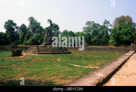 Cambodge: Neak Pean pendant la saison sèche, l'île centrale face à une statue de Balaha (Bodhisattva Guanyin transformé en cheval), Angkor. Neak Pean (les serpents entendus) est une île artificielle avec un temple bouddhiste sur une île circulaire de Preah Khan Baray construite pendant le règne du roi Jayavarman VII Un baray est un corps artificiel d'eau. La piscine centrale représente le lac Himalayan Anavatapta, situé au sommet de l'univers, qui était censé donner naissance aux quatre grands fleuves du monde. Ces rivières sont représentées à Neak Pean par quatre têtes gargoyles. Banque D'Images