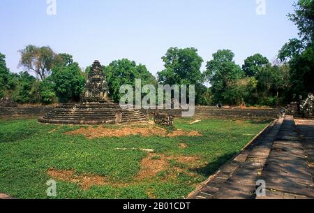 Cambodge: Neak Pean pendant la saison sèche, l'île centrale face à une statue de Balaha (Bodhisattva Guanyin transformé en cheval), Angkor. Neak Pean (les serpents entendus) est une île artificielle avec un temple bouddhiste sur une île circulaire de Preah Khan Baray construite pendant le règne du roi Jayavarman VII Un baray est un corps artificiel d'eau. La piscine centrale représente le lac Himalayan Anavatapta, situé au sommet de l'univers, qui était censé donner naissance aux quatre grands fleuves du monde. Ces rivières sont représentées à Neak Pean par quatre têtes gargoyles. Banque D'Images