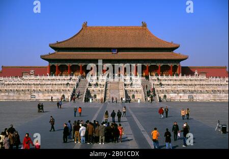 Chine : salle de l'harmonie suprême, la Cité interdite (Zijin Cheng), Beijing. La salle de l'harmonie suprême (pinyin: Tài Hé Diàn; Manchu: Amba hūwaliyambure deyen) est la plus grande salle de la Cité interdite. Le Hall of Supreme Harmony est l'une des plus grandes structures en bois de Chine. C'était l'endroit où les empereurs de la dynastie Ming et de la dynastie Qing ont accueilli leurs cérémonies d'investiture et de mariage. Le nom de la salle a été changé de Feng Tian Dian à l'actuel par l'empereur Shunzhi de la dynastie Qing. Banque D'Images